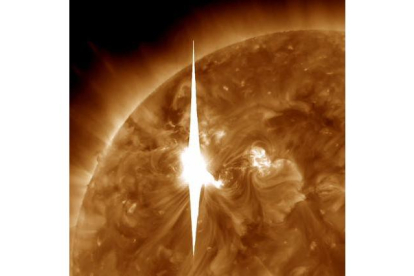 Llamarada solar en dirección a la Tierra, en una imagen de la NASA difundida este miércoles
