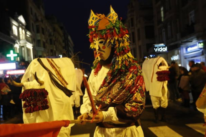 Desfile de antruejos por las calles de la capital leonesa. JESÚS F. SALVADORES