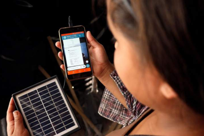 Las tecnologías traen innovación —placa solar para cargar un móvil— y a veces son objetos de abuso. EFE