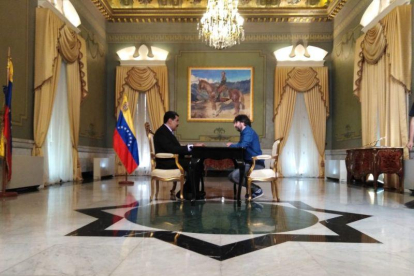 Nicolás Maduro y Jordi Évole, en la sala del Palacio de Miraflores de la capital venezolana, para el programa Salvados (La Sexta).