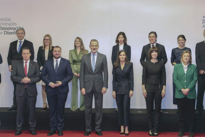 Los reyes, en el centro, posan con los galardonados en los Premios Nacionales de Innovación y Diseño. J. L. CEREIJIDO