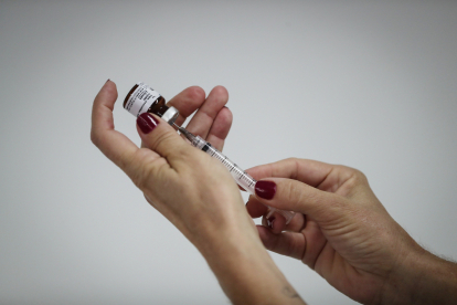 Una enfermera se prepara para aplicar una vacuna. EFE/FERNANDO BIZERRA JR