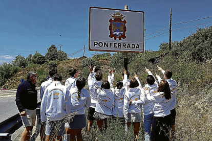 Los más jóvenes de la familia Ponferrada León se fotografiaron a la entrada de la ciudad, señalando el nombre de su apellido. DL