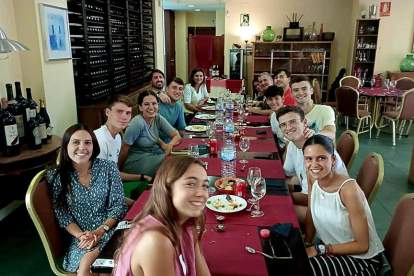 La familia Ponferrada León degustando comida casera en el restaurante Doce Torres de Ponferrada, frente al castillo. DL