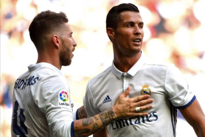 Sergio Ramos felicita a Cristiano Ronaldo tras su gol a Osasuna.