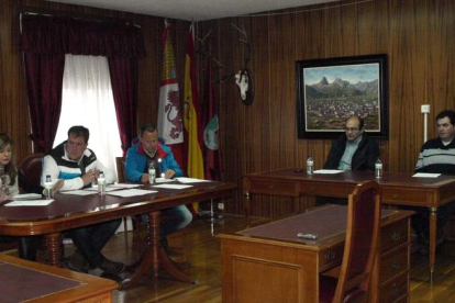 El pleno de la mancomunidad se celebró en el salón del Ayuntamiento de Riaño.