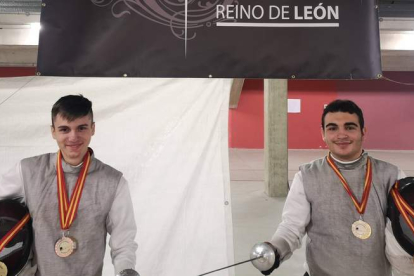 Dos de los miembros del Club de Esgrima Reino de León que lograron medalla, en el podio. DL