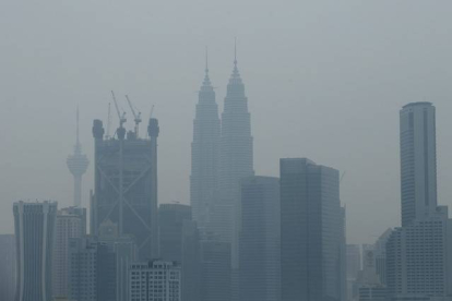 Una nube de contaminación cubre el 'skyline' de Kuala Lumpur (Malasia), el pasado 4 de marzo.