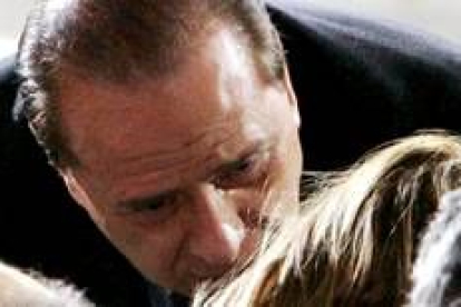 Berlusconi besa a Rosa Calipari, viuda del espía asesinado en Irak, durante el funeral