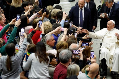 Desde una operación de colon, el Papa sólo ha sufrido un problema en la rodilla derecha que le obliga a andar con bastón o con silla de ruedas y ha asegurado en varias ocasión que no se quiere operar. FABIO FRUSTACI