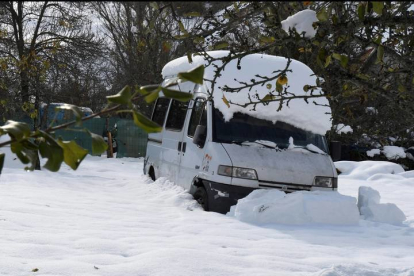 Una espesa capa de nieve cubre una furgoneta, este domingo en Piedrasechas, León. J.CASARES