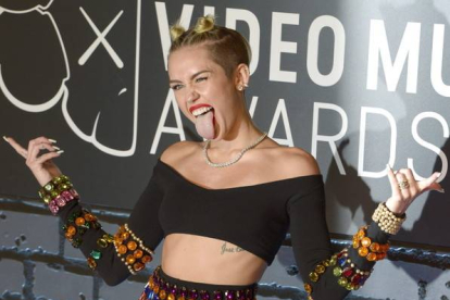 Miley Cirus a su llegada a la entrega de premios. JASON SZENES | EFE