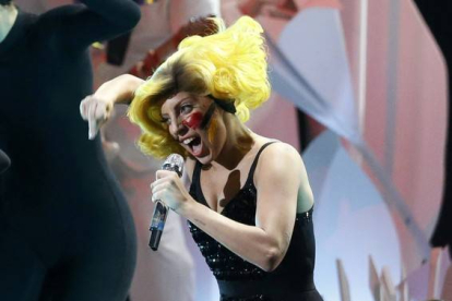 Lady Gaga con otro de los 'looks' que lució durante su actuación. LUCAS JACKSON | REUTERS