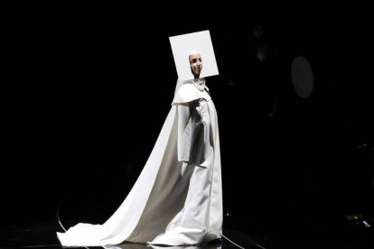 Lady Gaga al inicio de su actuación, durante la cual cambió de vestuario en diversas ocasiones. LUCAS JACKSON | REUTERS