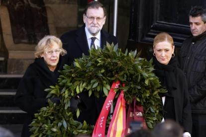 El Presidente del Gobierno en funciones, Mariano Rajoy, junto a Cristina Cifuentes y Manuela Carmena presidiendo el acto en memoria de las víctimas del 11 M