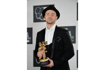 Justin Timberlake, galardonado con el premio al mejor video del año, posa junto a su estatuílla. STAN HONDA | AFP