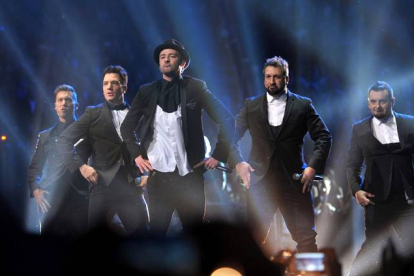 Justin Timberlake se volvió a reunir con su grupo N'Sync para la gala de los premios. JOHN SHEARER | AP
