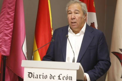 El director del Diario de León, Joaquín S. Torné, da la bienvenida en el V Congreso sobre Despoblación. RAMIRO