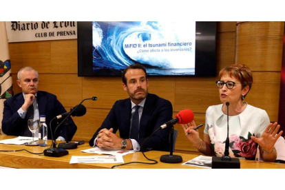 Juan Luis García Alejo, Pablo García Montañés y María Jesús Soto, ayer en el Club de Prensa de Diario de León. MARCIANO PÉREZ