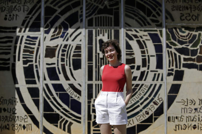 Celia Aurora Alonso Digón frente a la Facultad de Derecho, en el Campus de Vegazana, donde ha realizado sus estudios. FERNANDO OTERO