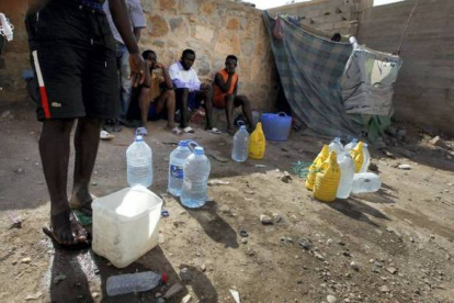 Varios inmigrantes sobreviven en la isla a base de agua y algunos alimentos. Foto: JOSE LUIS ROCA / Oudja