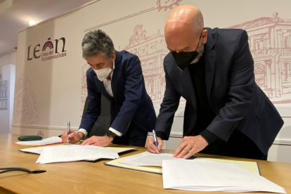 Carmelo Alonso y Joan Cruz  firman el convenio entre Fundación telefónica y Ayuntamiento de León para dar cursos de competencias digitales. RAMIRO