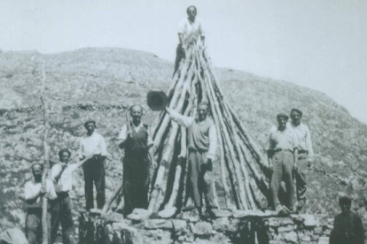 Construcción de la cubierta del chozo en una imagen antigua del concejo de Acebedo.