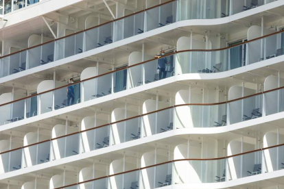 Turistas se asoman a los balcones en un establecimiento de Gran Canaria. QUIQUE CURBELO