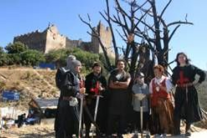 Templarios en el monumento contra el fuego con troncos quemados, frente al castillo de Cornatel