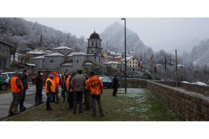 La prohibición de cazar en todo el Parque Nacional de Picos de Europa entró ayer en vigor sin que se hayan cerrado las compensaciones para los pueblos. FERNANDO OTERO