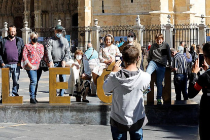 Turistas se hacen fotos junto a la Catedral. MARCIANO PÉREZ