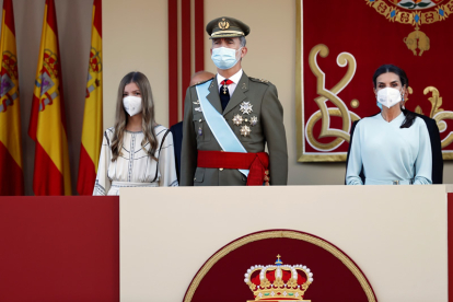 El rey Felipe VI, la reina Letizia y la infanta Sofía asisten al desfile militar del 12 de Octubre en el Paseo de la Castellana de Madrid para festejar este martes el Día de la Fiesta Nacional. EFE/CHEMA MOYIA