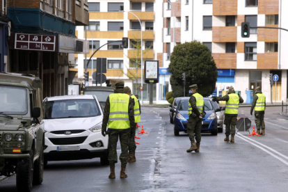 Militares controlan el tráfico en León durante la primera ola de la pandemia. MARCIANO PÉREZ