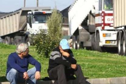 Los camioneros mantenían ayer sus vehículos haciendo cola a las puertas de Compostilla.