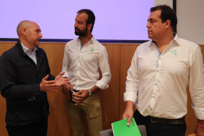 El técnico José María Beltrán, junto a los consultores Pablo Rodríguez y Eduardo Bustillo. L. DE LA MATA