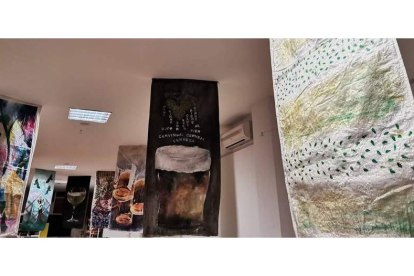 Vista de la exposición ‘El lúpulo y la cerveza’ en la galería Cinabrio, con una obra de Ana Cristina Martínez en primer término. DL