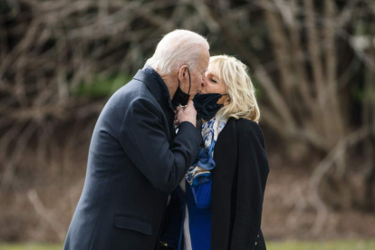 El presidente Biden besa a su esposa Jill antes de iniciar su jornada de trabajo. JIM LO SCALZO