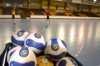 El Ademar aún tendrá que esperar para saber si tiene plaza en Europa la próxima temporada. J. Q.