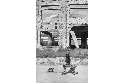 Un niño pasea a su mono en Kuito (Angola). GERVASIO SÁNCHEZ