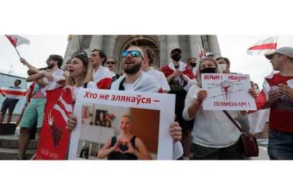 Miles de bielorrusos volvieron a echarse ayer a la calle para manifestar su descontento con el Gobierno. DOLZHENKO