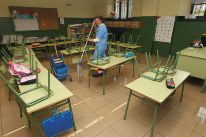 El servicio de limpieza de los colegios de Ponferrada está ahora en fase de nueva contratación.