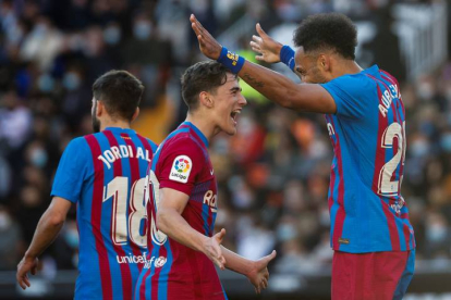 El delantero del FC Barcelona Pierre-Emeryck Aubameyang celebra con su compañero Gavi el gol conseguido ante el Valencia. MANUEL BRUQUE