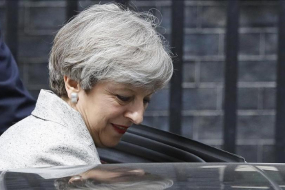 Theresa May abandona Downing Street tras reunirse con la líder del DUP, Arlene Foster.