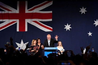 El primer ministro australiano Scott Morrison celebra su victoria en Melbourne con su mujer y sus dos hijas.