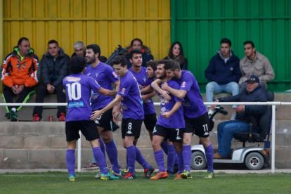 Los jugadores de La Bañeza celebran el gol de Eriz.