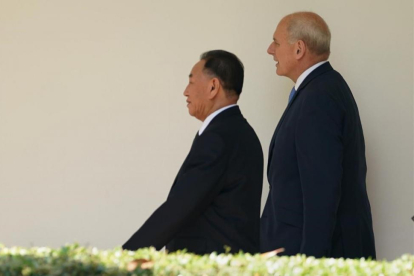 Kim Yong-chol y John Kelly, jefe de Gabinete de Trump, en la Casa Blanca.