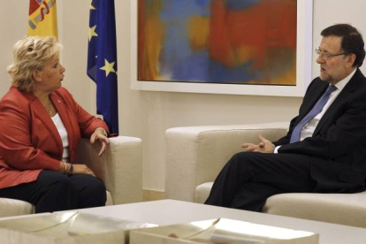 El presidente del Gobierno, Mariano Rajoy, y la presidenta de la Asociación de Víctimas del Terrorismo (AVT), Ángeles Pedraza, durante la reunión que han mantenido esta tarde en el Palacio de la Moncloa.