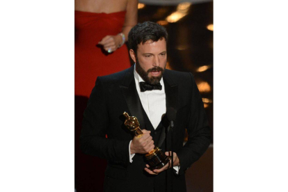 El director Ben Affleck recibe el Oscar a mejor película por la película 'Argo'. AFP