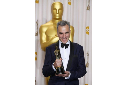 Daniel Day Lewis posa con su Oscar al mejor actor por su papel en la película 'Lincoln'. MIKE BLAKE | REUTERS