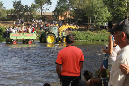 Algunos participantes en la marcha decidieron cruzar el río en tractor.